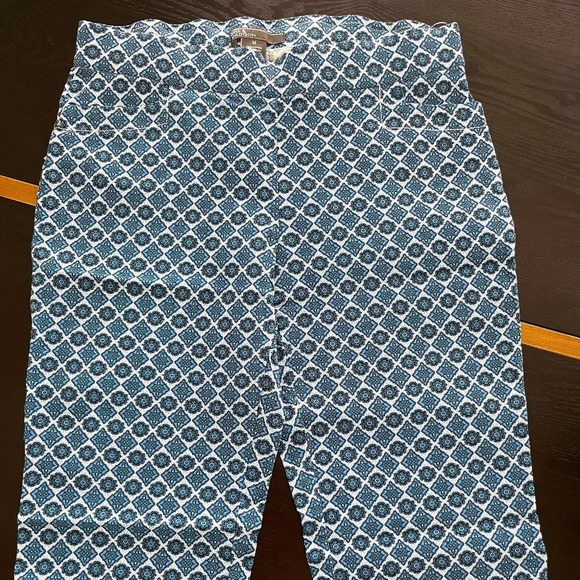 89th & Madison Capri Pants - Blue and White Size Medium EUC - Picture 3 of 10